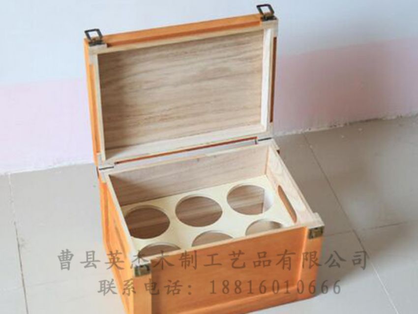 點擊查看詳細信息<br>標題：木制白酒盒 閱讀次數(shù)：1549