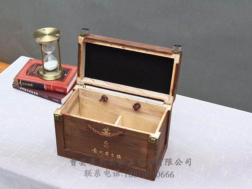 點擊查看詳細信息<br>標題：木制白酒盒 閱讀次數(shù)：2126