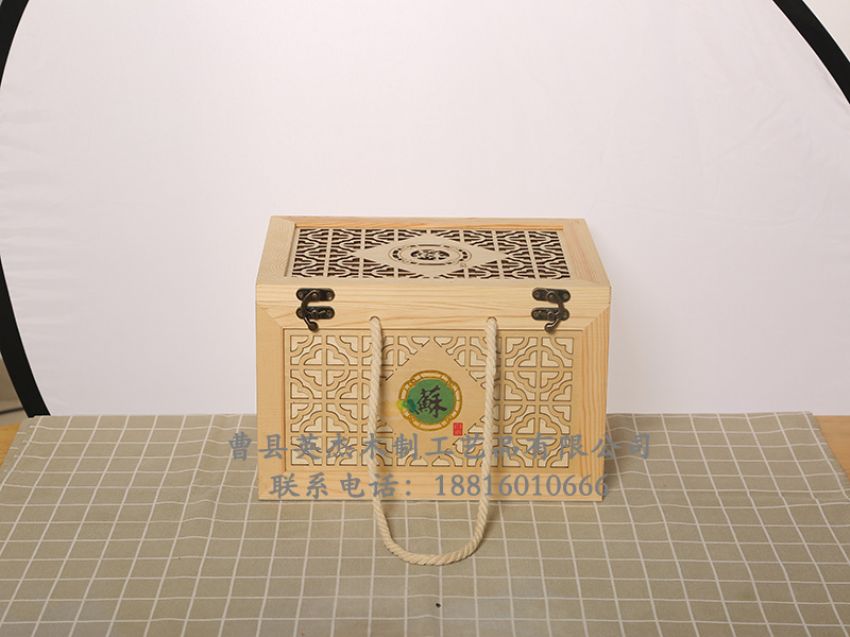 點(diǎn)擊查看詳細(xì)信息<br>標(biāo)題：六只白酒木盒 閱讀次數(shù)：764